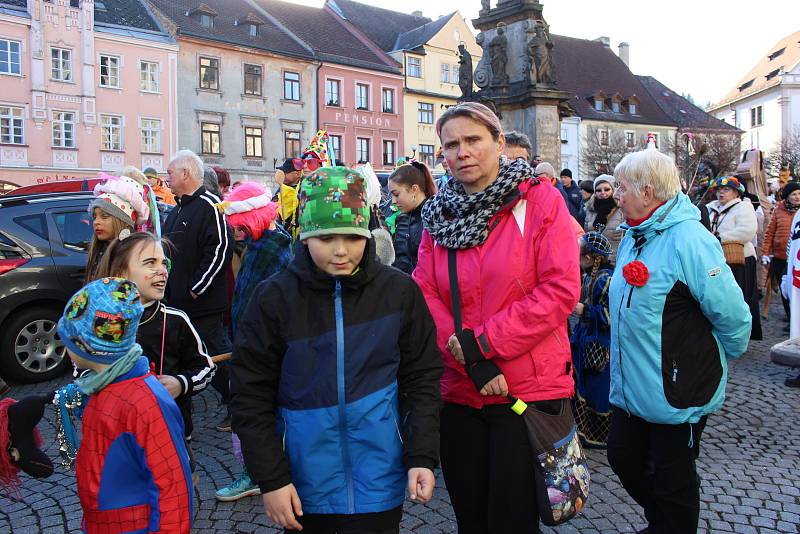 Návštěvníci s maskami i bez nich si užívali premiérový Loketský masopust.