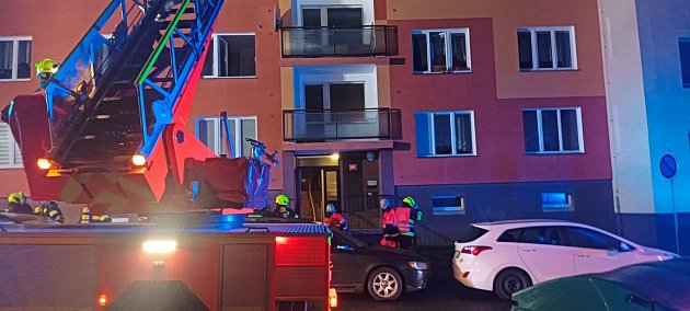 Ranní požár bytu v Chodově má jednu oběť. Dva strážníci se nadýchali zplodin