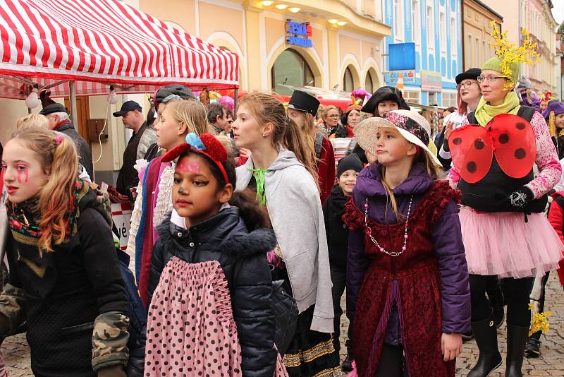 Masopustní průvod prošel v neděli dopoledne i ulicemi Chodova. Foto: Martin Polák