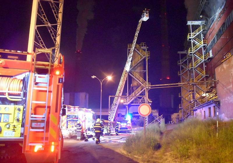 K požáru sušárny uhlí v objektu palivového kombinátu ve Vřesové na Sokolovsku vyjížděli v noci z pátku na sobotu hasiči.