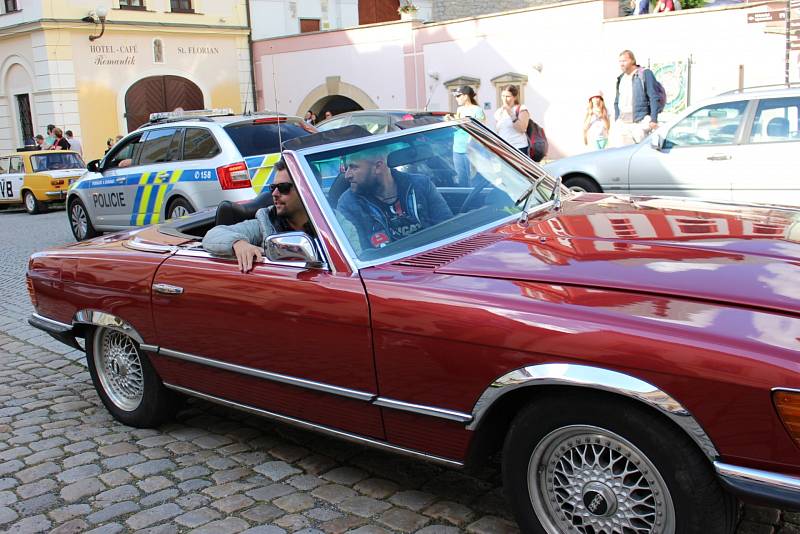 O víkendu zavítala do Lokte Prague retro rallye.