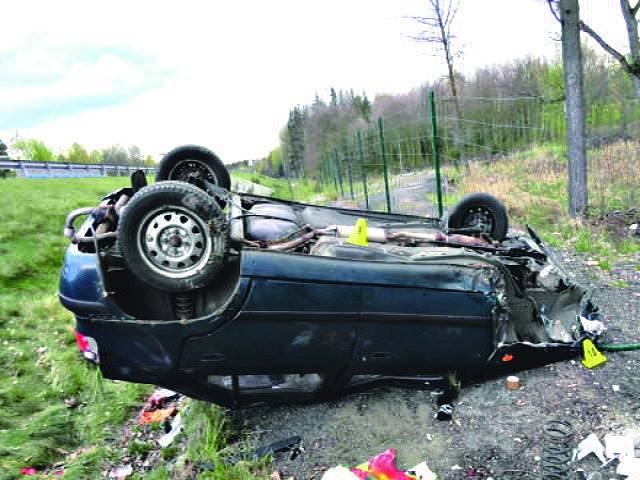 Řidička se při nehodě lehce zranila. S autem skončila na střeše.