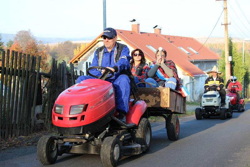 KOLONA zahradních traktorů projela Starou Chodovskou