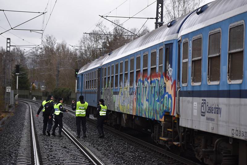 Hasiči cvičili u jesenické přehrady záchranu lidí při srážce vlaku s autem