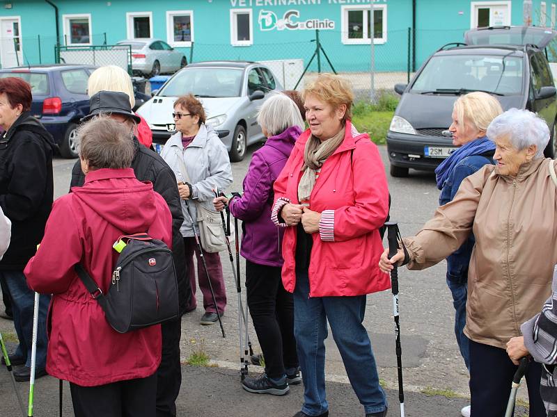 Po instruktáži, jak se správně s hůlkami chodí, vyrazili účastníci trénovat kolem Areálu zdraví.