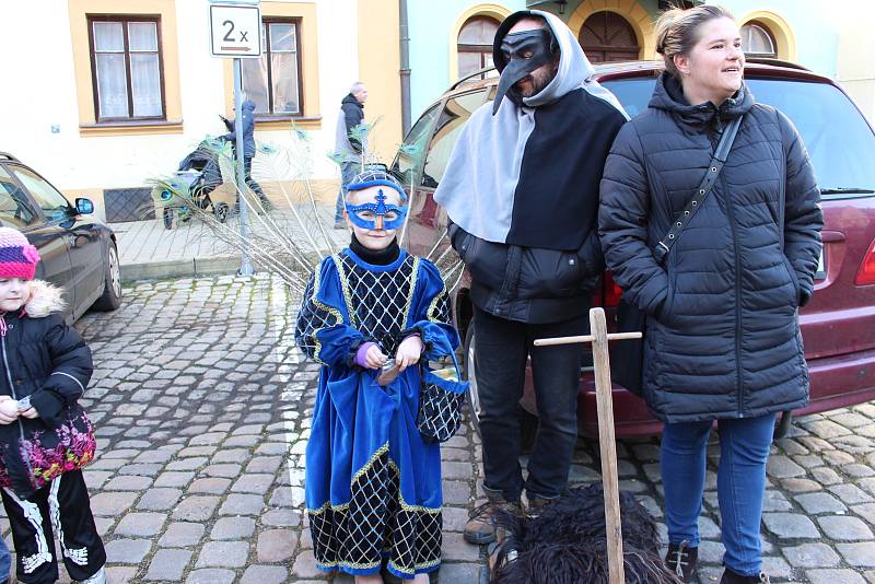 Návštěvníci s maskami i bez nich si užívali premiérový Loketský masopust.