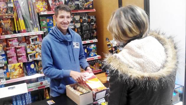 PRODEJCI pyrotechniky upozorňují zákazníky na možná rizika. Nejdůležitější je řídit se podle návodu.