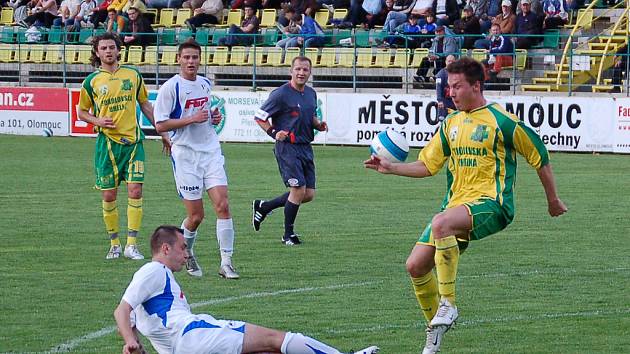 Jiří Mlika v akci před bránou HFK Olomouc.