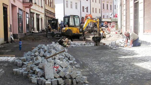 NA REKONSTRUKCE v pěší zóně si stěžují hlavně podnikatelé. Město ale slíbilo termín do konce května dodržet.