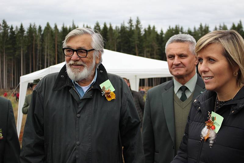Nový les sázeli dobrovolníci v rámci akce Den za obnovu lesa i v Olšových Vratech na Karlovarsku.