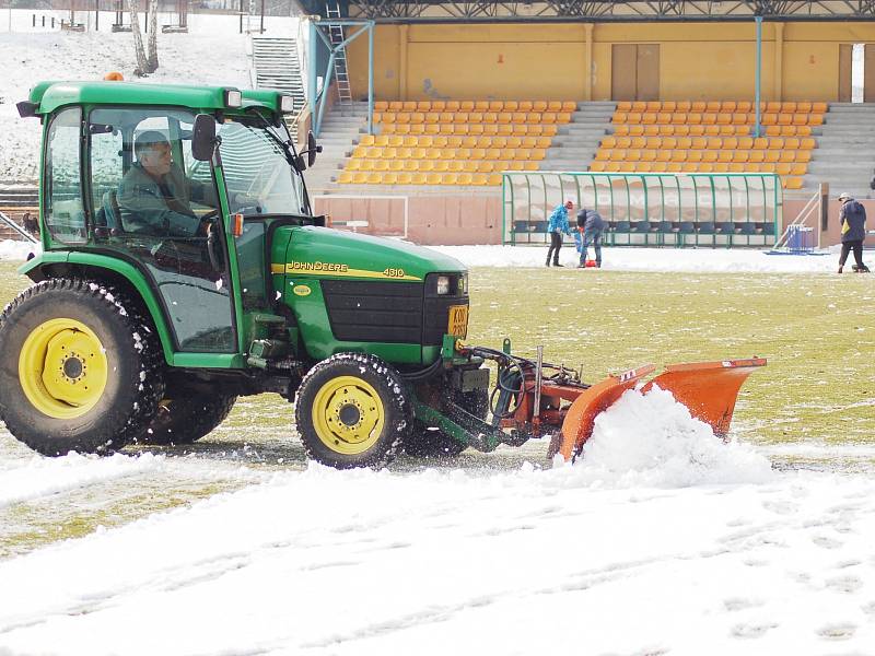 V pátek dopoledne se v Sokolově znovu uklízel sníh ze hřiště Baníku