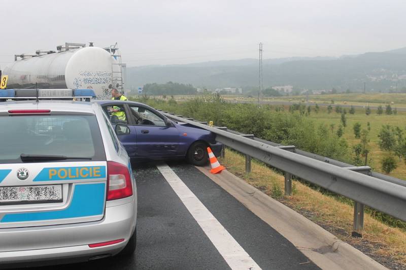 Prchajícího řidiče dopadli policisté u Karlových Varů.