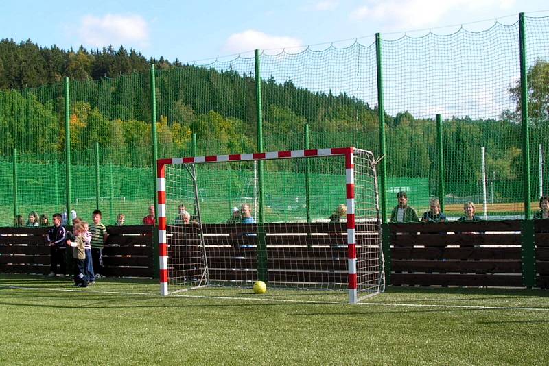 KŘEST HŘIŠTĚ. U příležitosti zahájení provozu uspořádali sportovci exhibiční turnaj v malé kopané. 