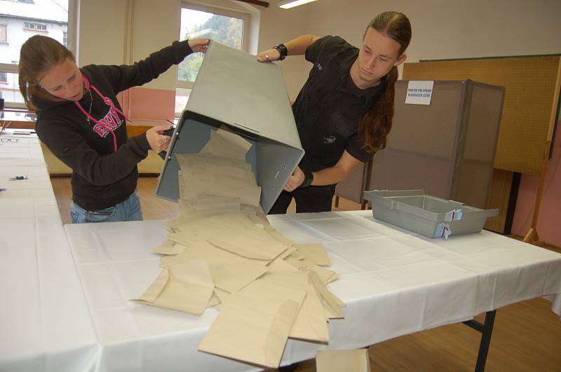 Volby skončily. Komise se vrhají na sčítání hlasů. Snímek je z volebního okrsku 3 v Kraslicích.