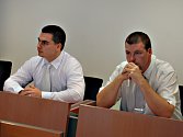 Policisté Pavel Herink a Vítězslav Novák (zprava) u sokolovského soudu