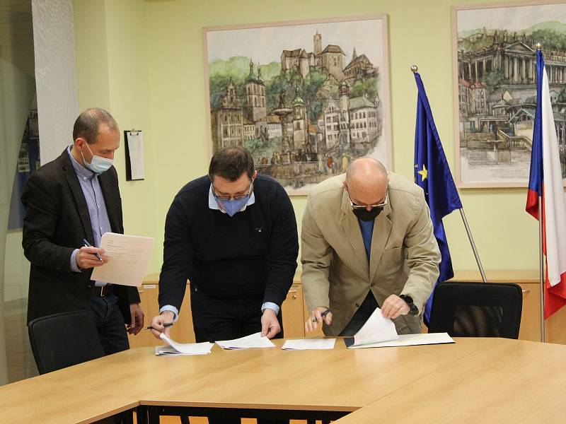 Karlovarský kraj má nové vedení. Koaliční smlouvu podepsalo sedm partnerů.