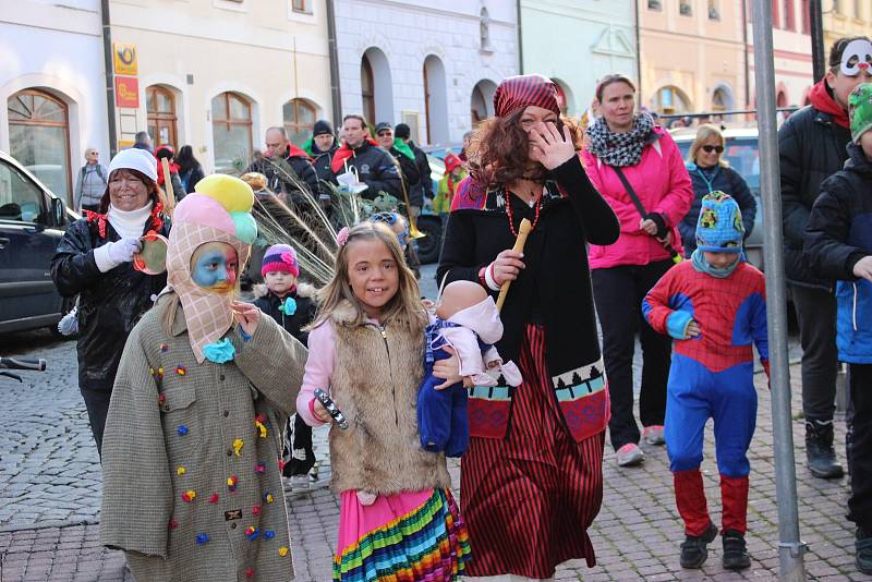 Návštěvníci s maskami i bez nich si užívali premiérový Loketský masopust.