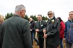 Nový les sázeli dobrovolníci v rámci akce Den za obnovu lesa i v Olšových Vratech na Karlovarsku.