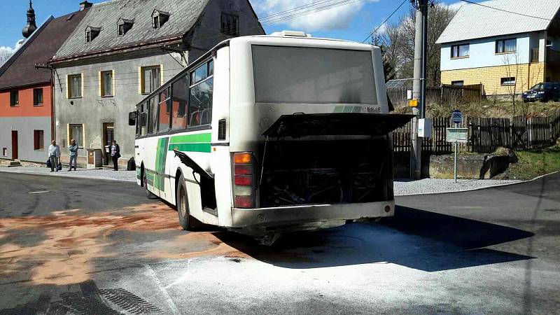 V Jindřichovicích hořel autobus s dvaceti cestujícími.