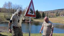 POZOR ŽÁBY, nové dopravní značení upozorňuje řidiče na migrující žáby přes silnici v Bublavě k tamním rybníkům. Instalovali je tam zvířecí záchranáři z Drosery.