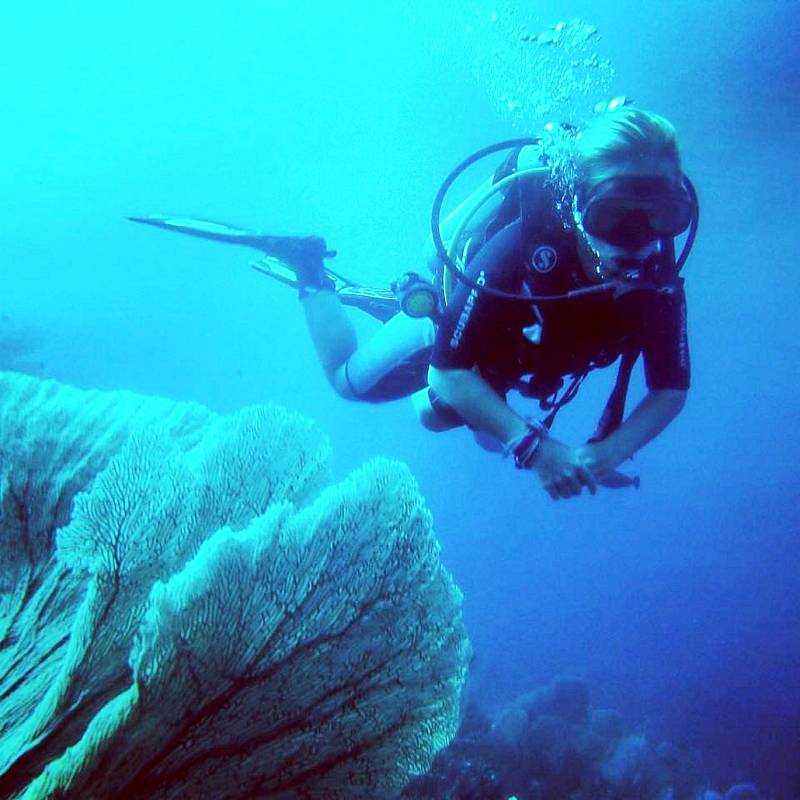V INDONÉSII jsou jedny z nejkrásnějších, ale i nejnebezpečnějších lokalit k potápění. Lucie jednou dokonce instruktorovi zachránila život.