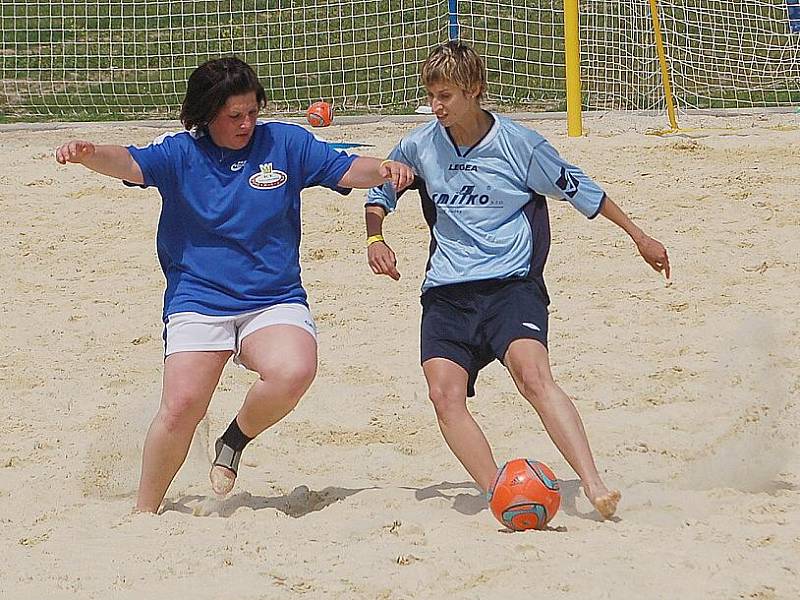 Mistrovství České republiky v plážovém fotbale žen na koupališti Michal v Sokolově