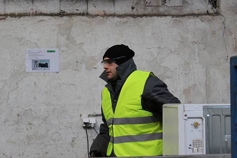 Na novém pracovišti ve Věznici Horní Slavkov demontují odsouzení jak malé, tak velké spotřebiče.