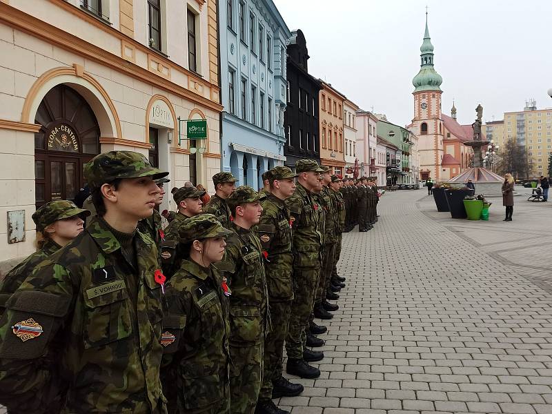 Sokolovským náměstím po mnoha letech pochodovali vojáci, aby uctili Den veteránů