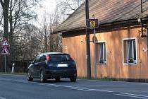 U příjezdu do Kynšperka nad Ohří směrem od Libavského Údolí sleduje motorosty radar. Má je přimět ubrat rychlost.