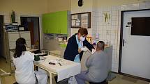 Drtivá většina vězňů v Kynšperku se nechá očkovat.