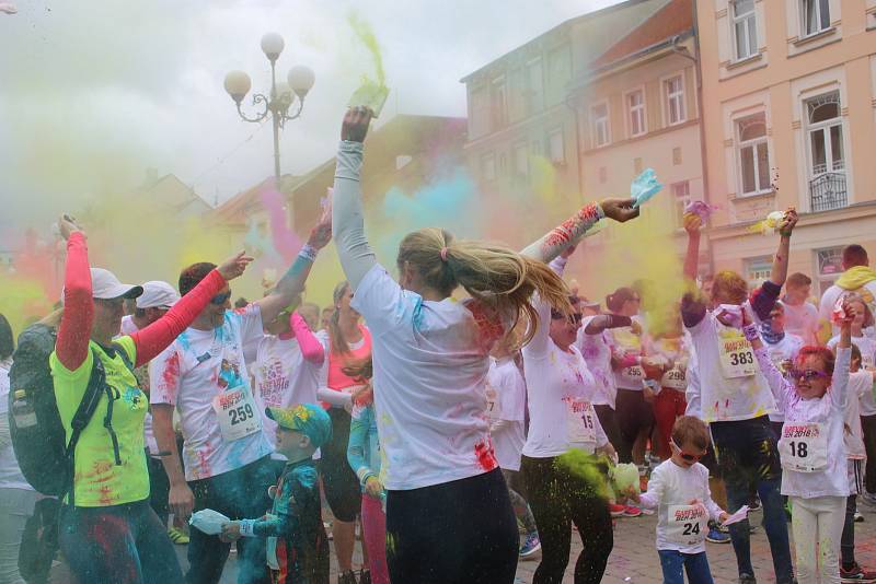 Sokolovský čtvrtmaraton, Barevný běh, Den s Policií ČR, Stezka skřítka Sokolníčka, koncerty nebo ohňostroje, to všechno byla letošní akce Hurá, prázdniny.