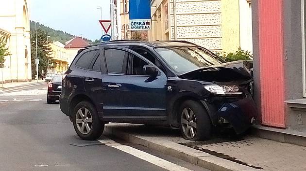 Do budovy umělecké školy narazilo v centru Kraslic auto, posádka se lehce zranila.