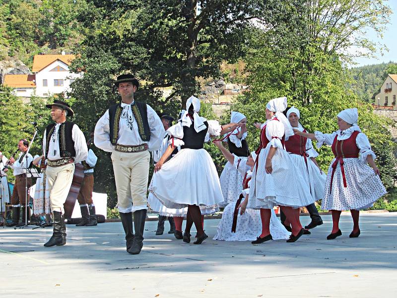 Mezinárodní folklorní odpoledne v amfiteátru je již tradiční akce.