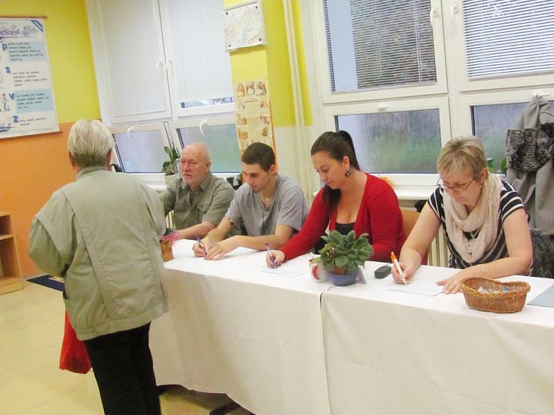 V Sokolově se ráno voliči do volebních místností příliš nehrnuli.