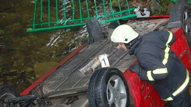 AUTO Z ŘEKY musela vytáhnout speciální technika. Kolemjdoucí nechápali, jak se auto mohlo do potoka vůbec dostat. Nehoda si vyžádala dvě lehká zranění.