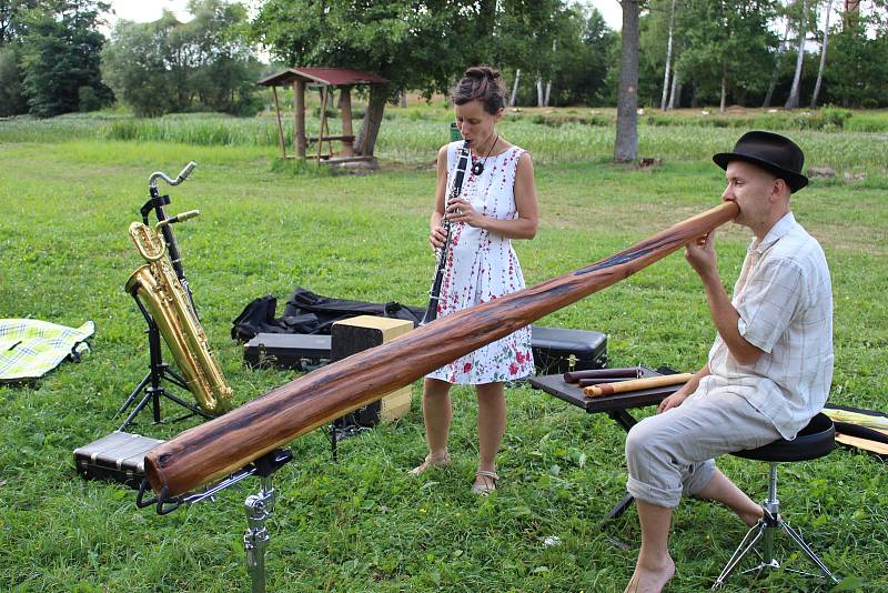 Vegetariánský piknik se konal u kynšperské lávky již potřetí.