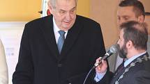 Prezident Miloš Zeman dostal netradiční dárek od vietnamské komunity.