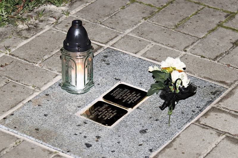 Holokaust připomínají v ulicích Chodova další kameny zmizelých.