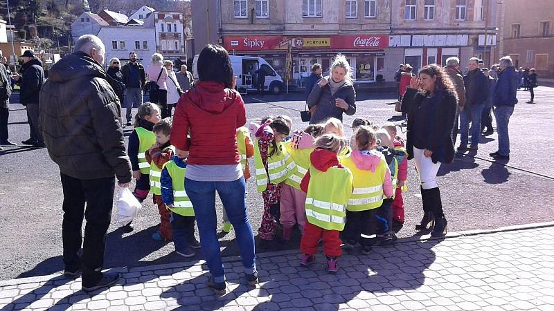 Na náměstí v Kraslicích vyhlíží lidé příjezd prezidenta.