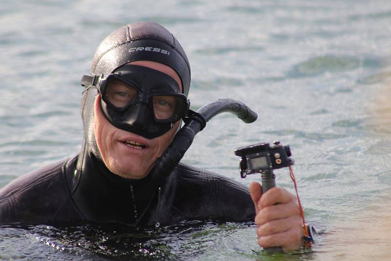 Potápěč odhaluje tajemství ukrytá pod hladinou Medardu