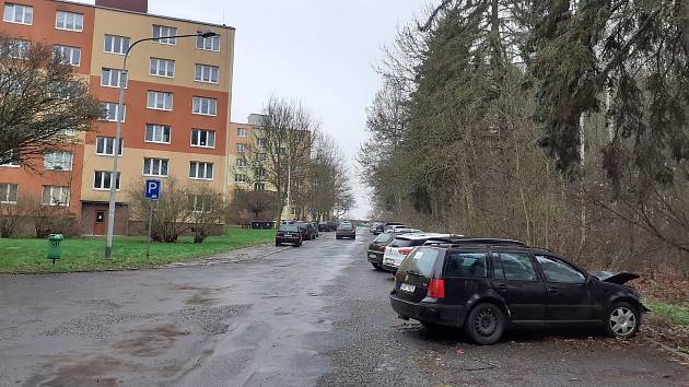 Ačkoli není na sídlišti kde parkovat, další nová parkoviště Chodovští nechtějí