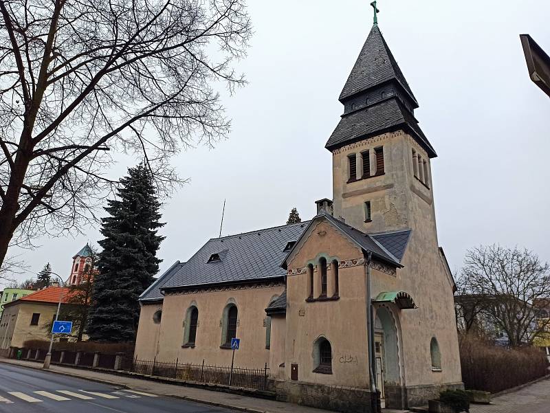 Chodov převzal evangelický kostel a nechá opravit fasádu i věž.