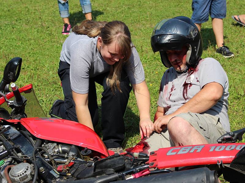 Během Motosrazu 155 si záchranáři, hasiči, policisté, všechny složky integrovaného záchranného systému, užili odpočinkový víkend. Součástí programu byla i ukázka zásahu při nehodě motorkáře. Účastníci předali Nadaci hasičů a policistů šek na 20 tisíc koru