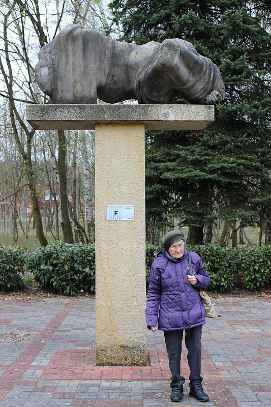 Iryna Shul se po 74 letech vrátila na místa, kde strávila nuceně rok života. Památník připomíná ženský pracovní tábor ve Svatavě.