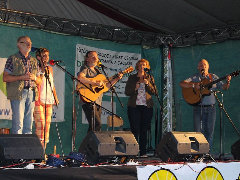 Stovky návštěvníků si o víkendu na festivalu Folková Ohře vychutnaly řadu muzikantů. Mezi nimi byli i Žalman a spol., Roháči či kompletní kapela Klíč (na snímcích).