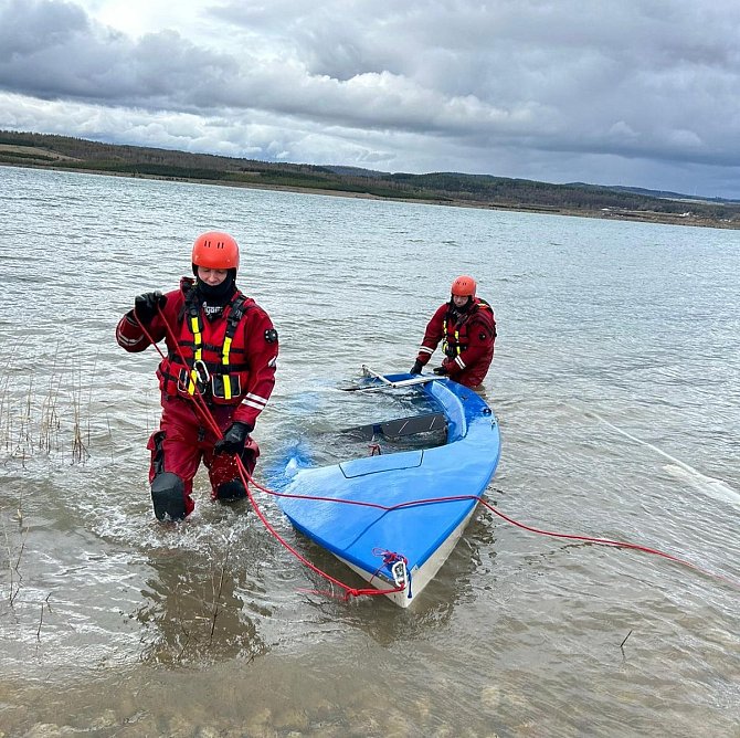 Na Velikonoční pondělí zachránili hasiči na Medardu dva lidi poté, co se s nimi v silném větru převrátila plachetnice.