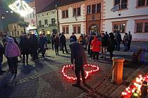 Lidé zapalovali na Starém náměstí v Sokolově svíčky Václavu Havlovi