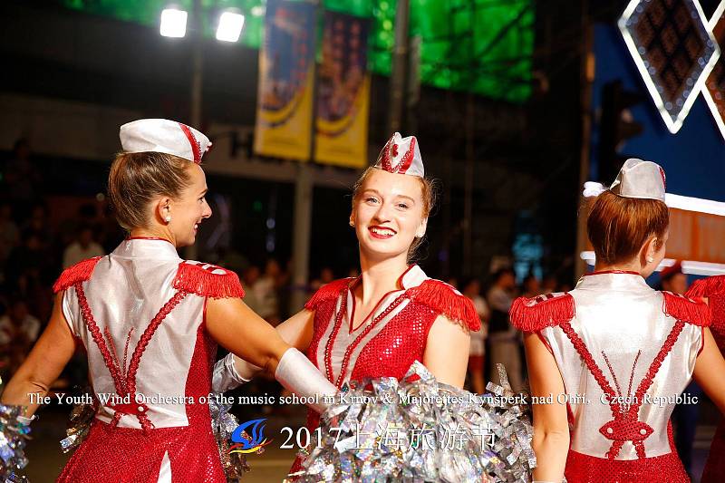 Dospělé kynšperské mažoretky pod vedením Jaroslavy Danešové reprezentovaly ve Francii a na festivalu v Šanghaji.