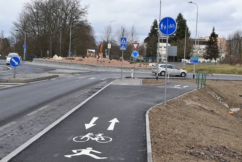 Chodci i cyklisté už mohou využívat novou stezku.