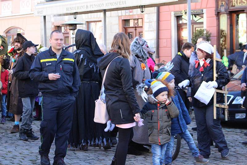 Návštěvníci s maskami i bez nich si užívali premiérový Loketský masopust.